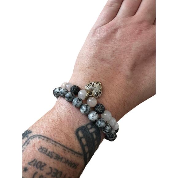 Pair of Black and White Stone and Heart Pendant Stretch Bracelets - Picture 5 of 6